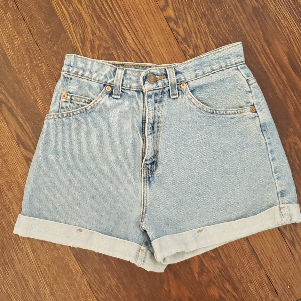 Vintage high waisted Levi 910 jean shorts